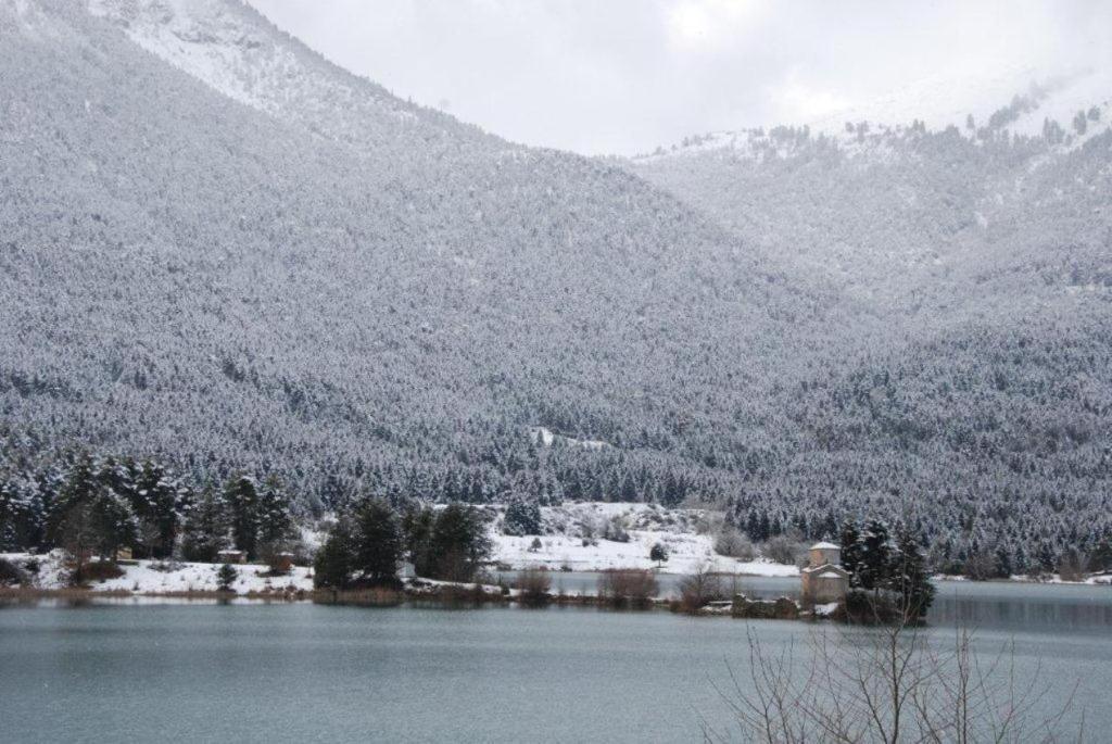 Appartamento Efharis Filoxenon Feneos Esterno foto